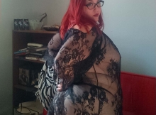 Femme grosse en nuisette transparente