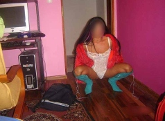 Femme divorcée de Lyon : accroupie en body sexy