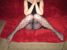 Femme infidèle assise en collants