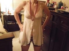 Femme libertine en nuisette et masque