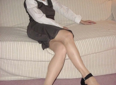 Femme divorcée en robe et collants