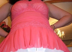 Chatte poilue en nuisette rose - Femme mature