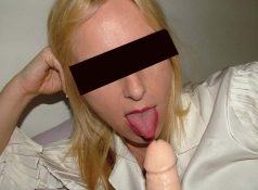 Suce un godemiché - Blonde coquine