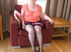 Vieille mature assise en jupe