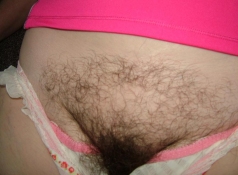 Chatte poilue en culotte coton