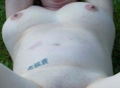 Exhibe fente de sa chatte - Couple candauliste
