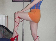 Mini-jupe et chaussures rouge à lacets - Sexe hard
