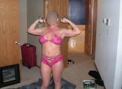 Femme musclée lingerie rose