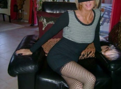 Mini-jupe et bas résille - Cougar blonde sexy