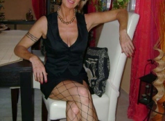 Cougar sexy en collants  grosse résille