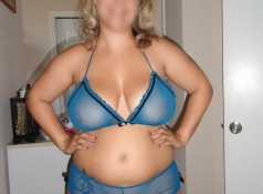 Gros seins en lingerie bleue transparente