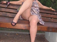 Exhib sur un banc - Femme mûre Nice