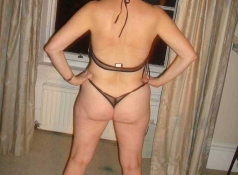 Femme mature en string (de dos)