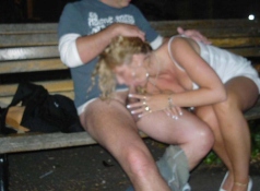 Fellation sur un banc - Couple Candauliste
