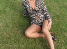Blonde en robe léopard - Femme mûre