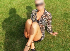 Femme mûre sexy pose en extérieur