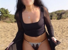 Femme mûre en lingerie à la plage