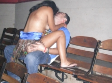 Exhib couple baise sur un banc
