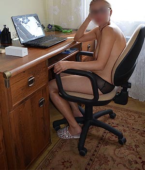 Femme timide sexy devant son ordinateur