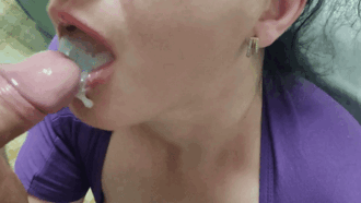 GIF éjaculation dans la bouche