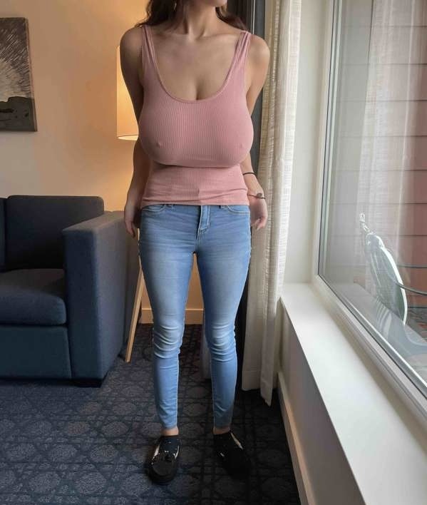 Mes gros seins dans un haut moulant sans soutif