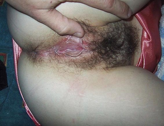 Chatte poilue humide