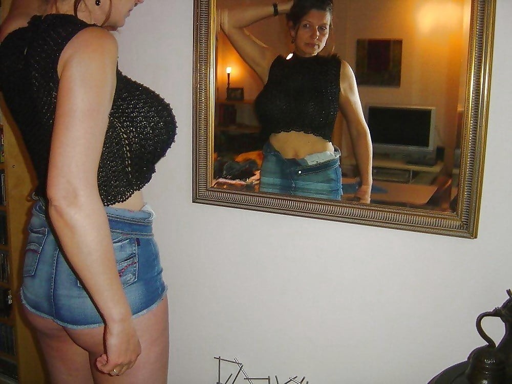 MILF gros seins dans le miroir