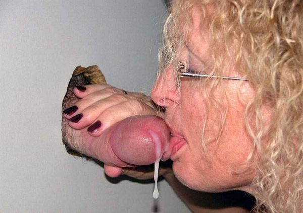 Lèche un gland coulant en glory hole