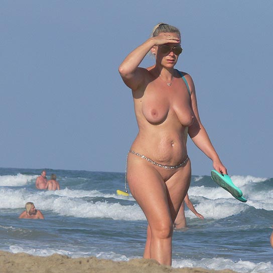 Voyeurisme femme nue à la plage