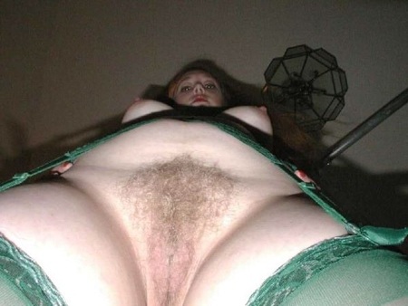 chatte poilue en lingerie