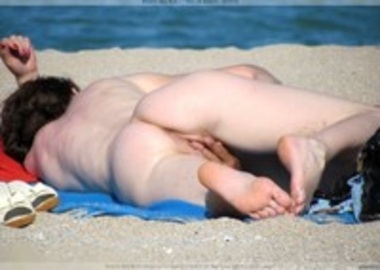 fille chatte plage