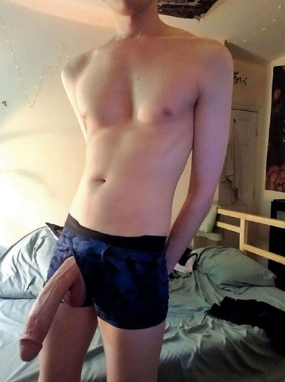 grosse bite gay qui sort du caleçon